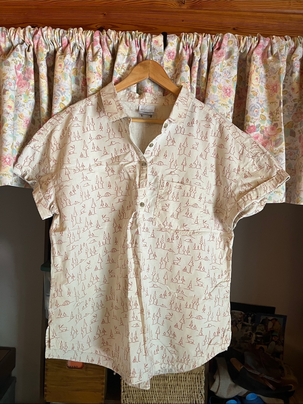 Casual Cream Short-Sleeve Shirt with Red Print